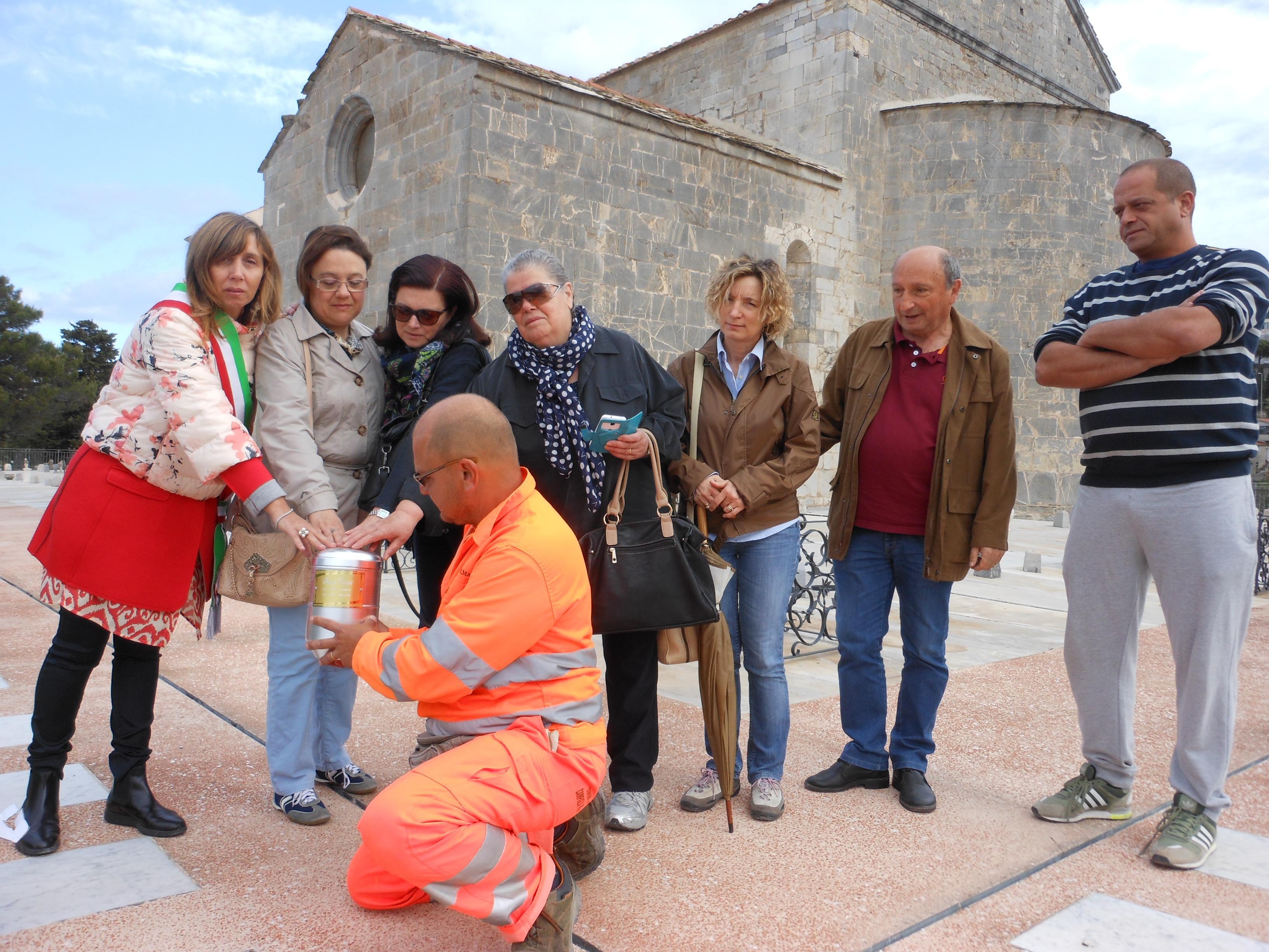 Le ceneri di Bruna Coscini vengono deposte alla Pieve. Da sinistra la sindaca Rossana Soffritti, Grazia Viaggi (educatrice Rsa Campiglia), la nipote Silvia, la figlia Loretta, Luciana , Ado, il nipote Stefano