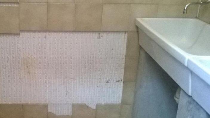 Uno dei bagni della palestra dell'istituto Capitini