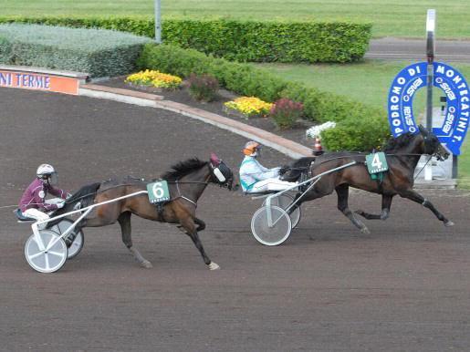 L'arrivo della terza corsa con Tiziano Font che precede Toshiba As (Foto Rosellini)