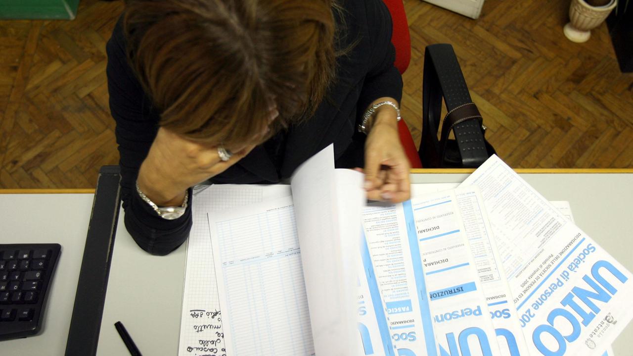 Una contribuente alle prese con la dichiarazione dei redditi (foto d’archivio)