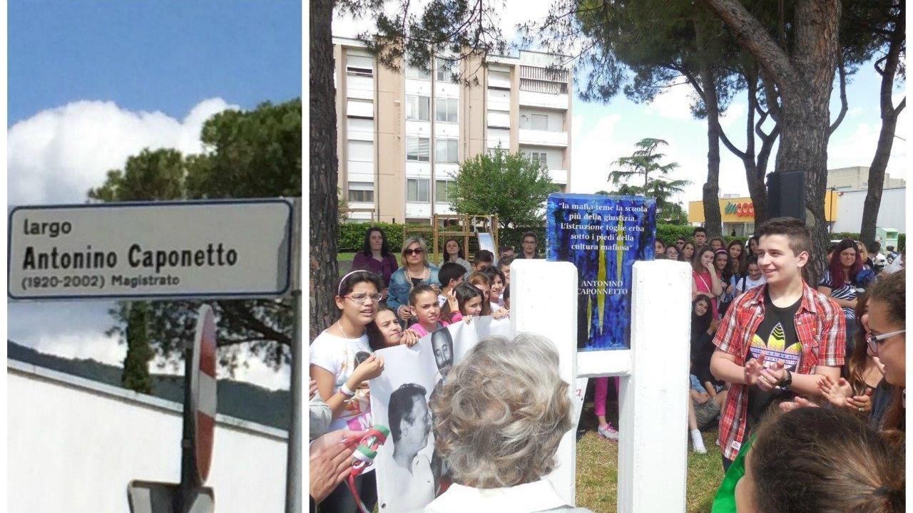 Il cartello con il nome del magistrato storpiato e un momento della cerimonia