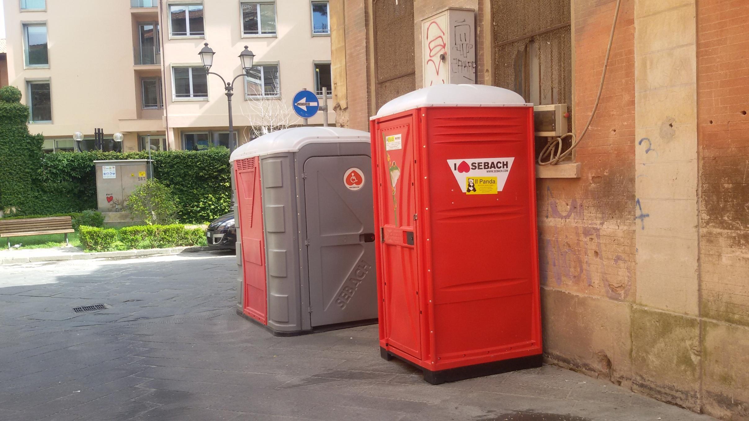 I bagni chimici in via Consoli del Mare