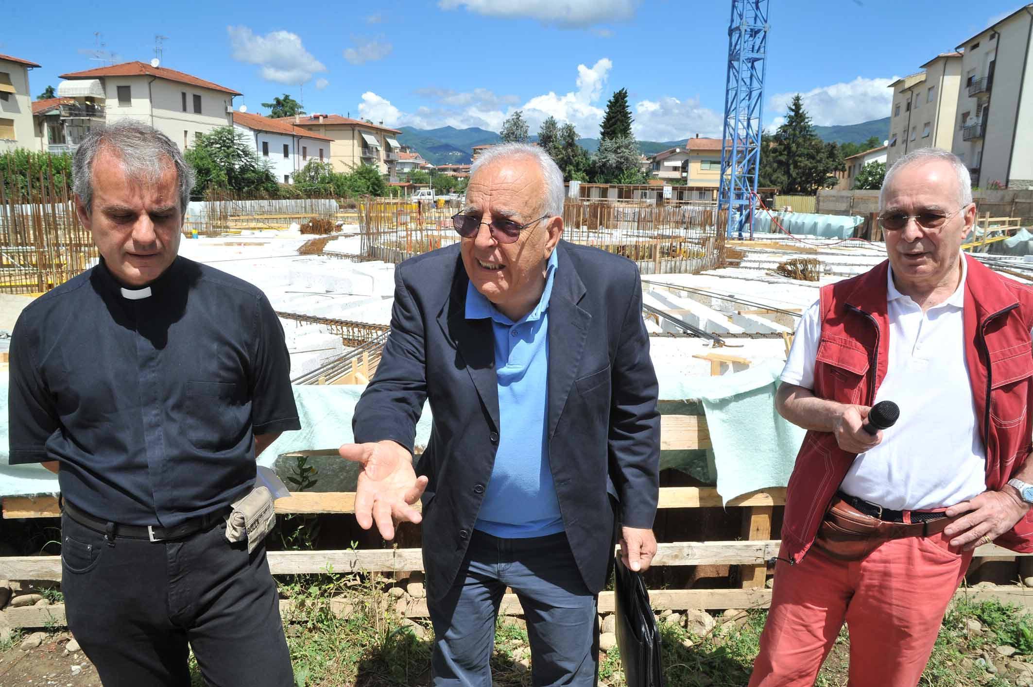 Al centro Luigi Bardelli, davanti al cantiere dei lavori ora ultimati (foto Gori)