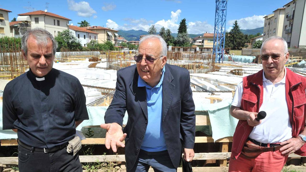 Al centro Luigi Bardelli, davanti al cantiere dei lavori ora ultimati (foto Gori)