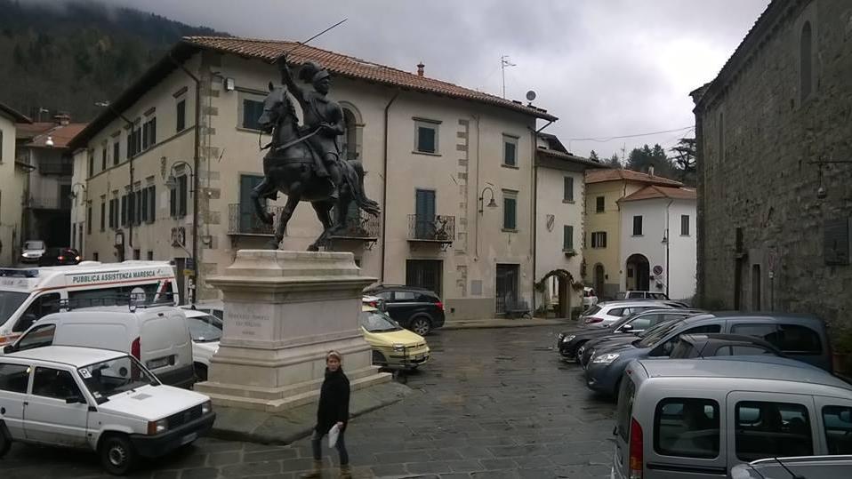 Auto parcheggiate in piazza Ferrucci nonostante il divieto