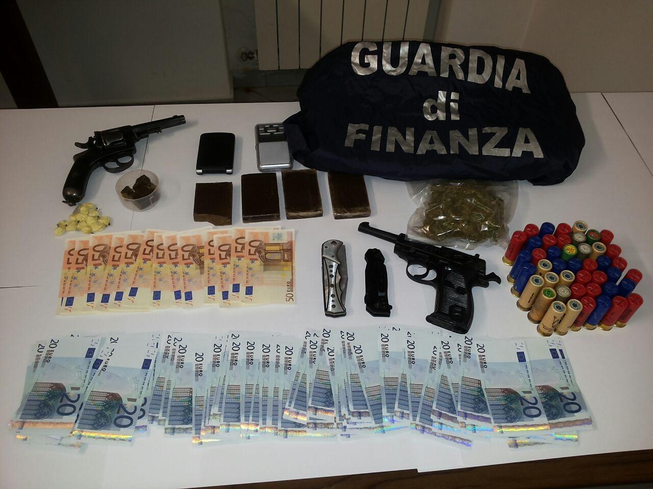 I soldi e la refurtiva sequestrati