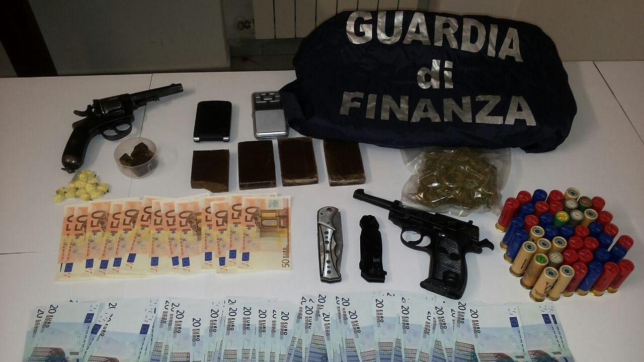 I soldi e la refurtiva sequestrati