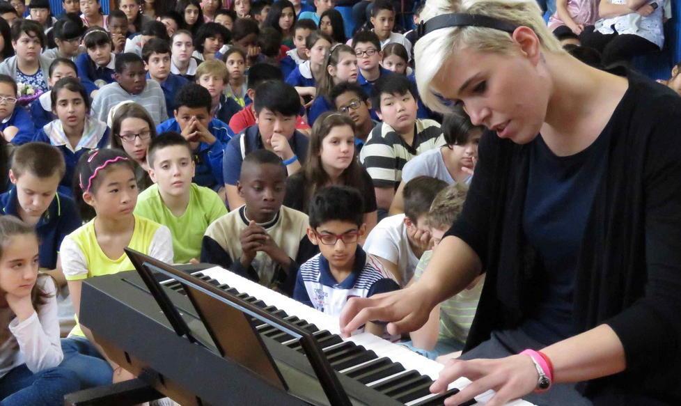 Giulia Mazzoni suona il piano alla Mazzei
