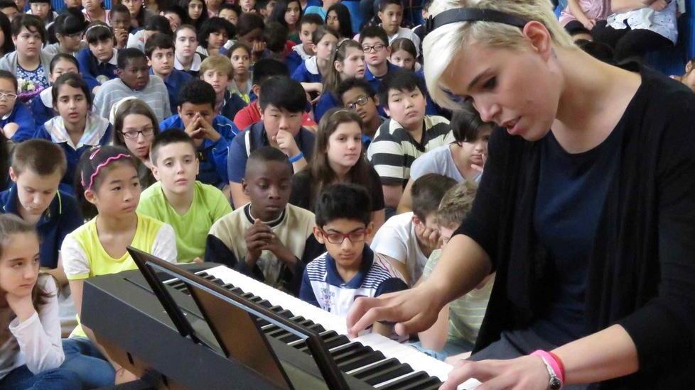 Giulia Mazzoni suona il piano alla Mazzei