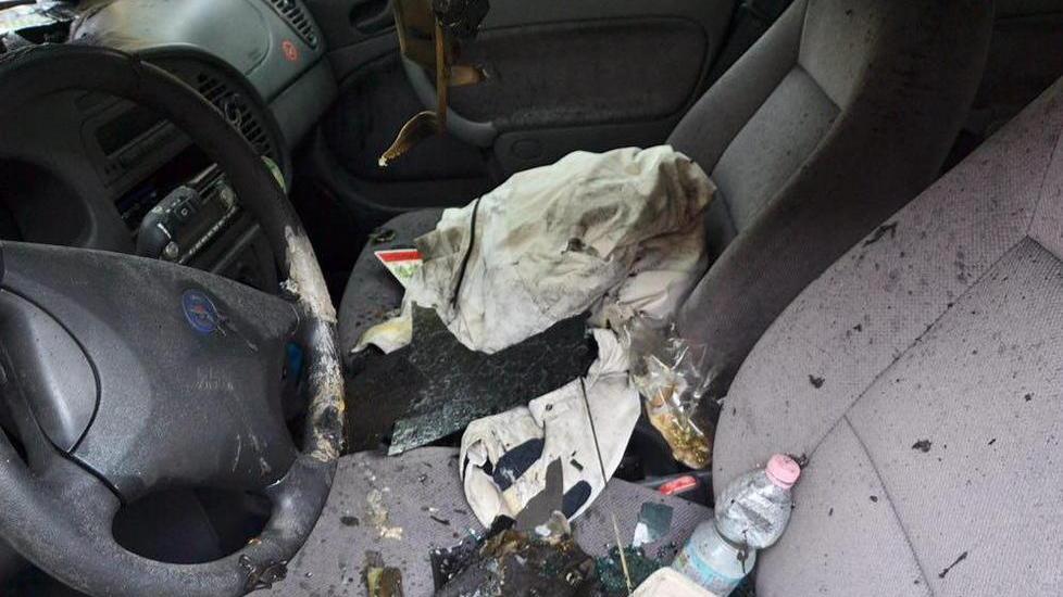 Auto in fiamme in via Derna