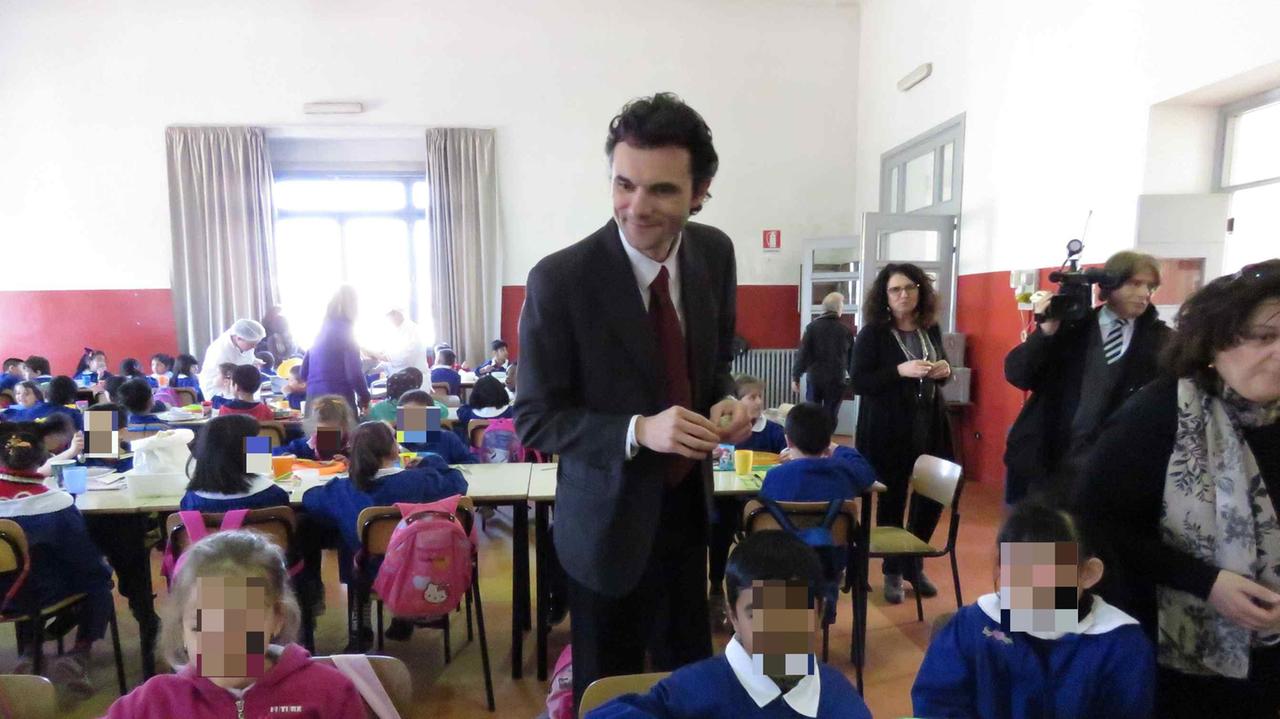 Il sindaco Matteo Biffoni in visita a una mensa, sullo sfondo l’assessore Ciambellotti