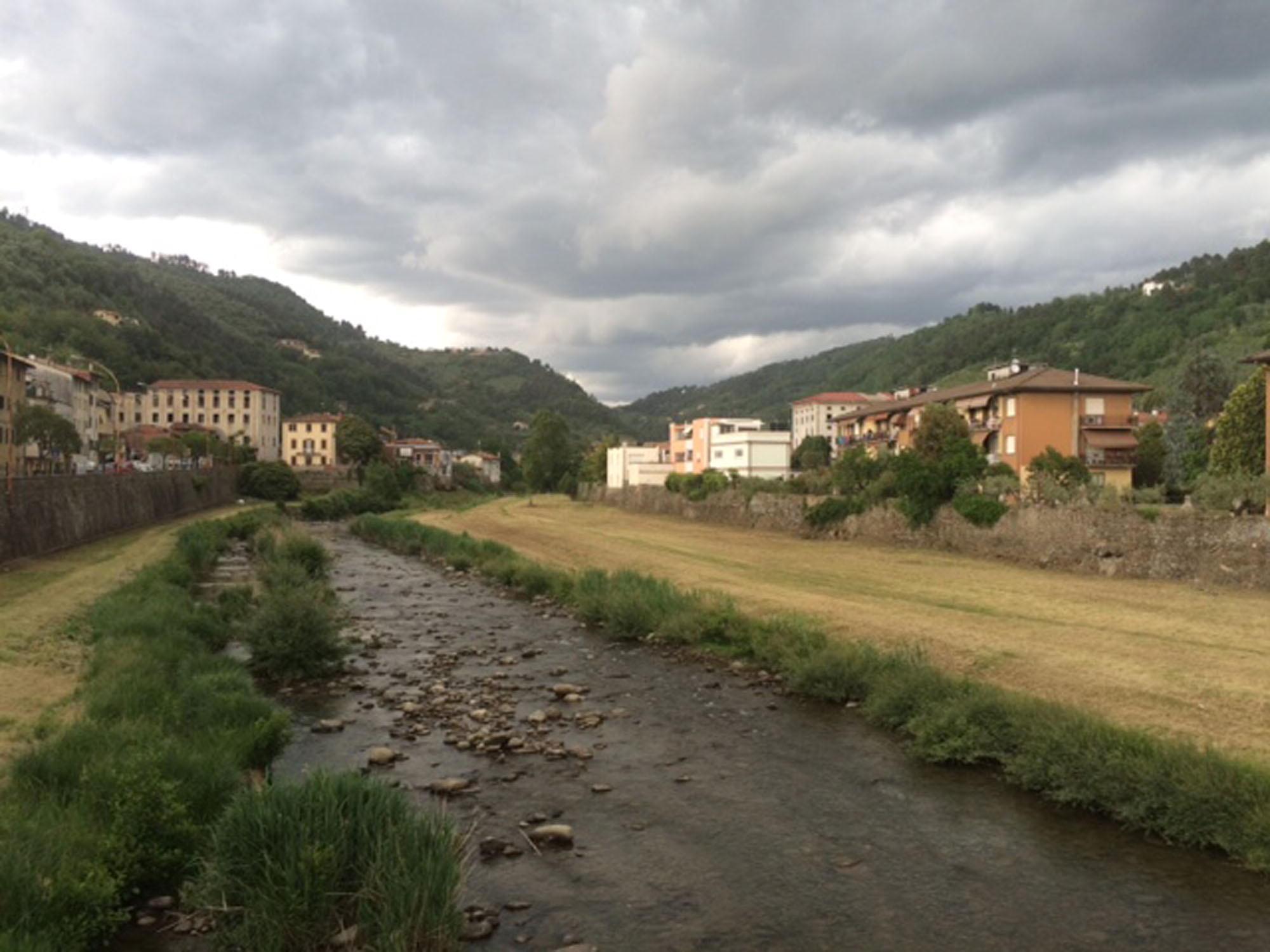 L'area del lungofiume dove dovrebbe sorgere la centrale idroelettrica (Foto Nucci)