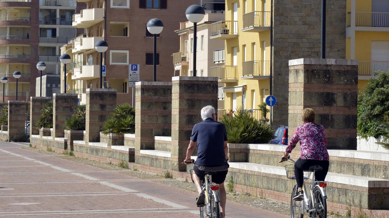 La passeggiata sul lungomare di Marina. Sullo sfondo le colonne (foto Bf)