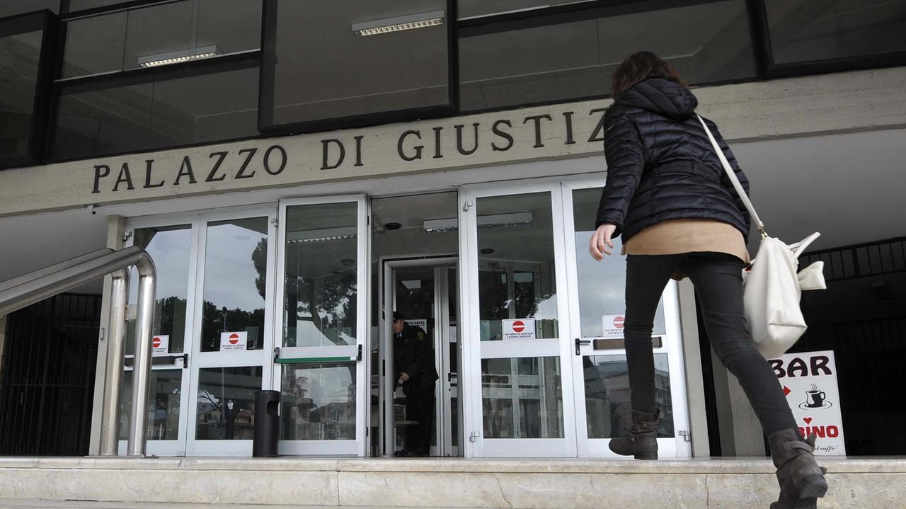 L'ingresso del tribunale di Grosseto (foto d'archivio)