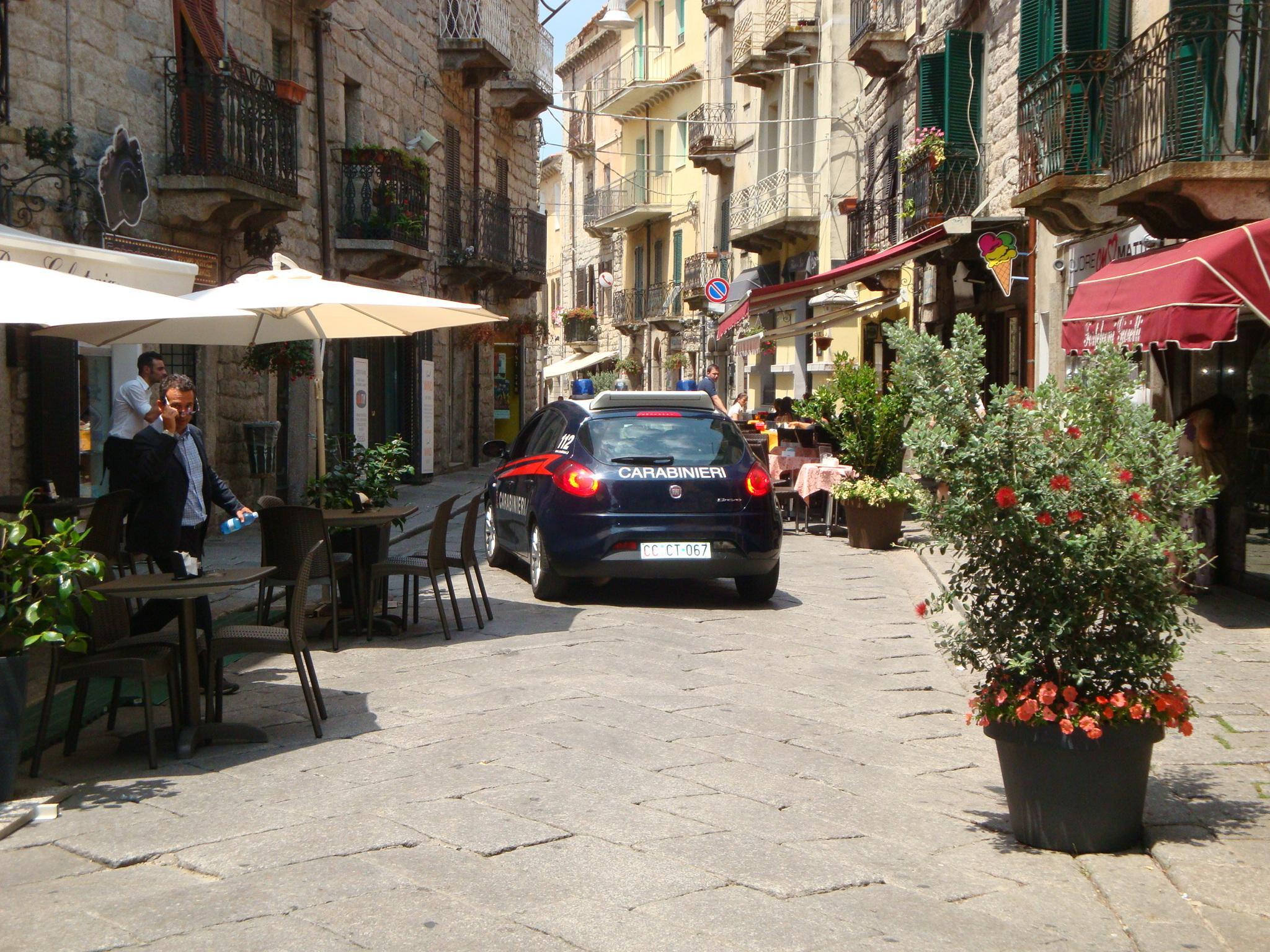 Una pattuglia dei carabinieri in centro a Tempio