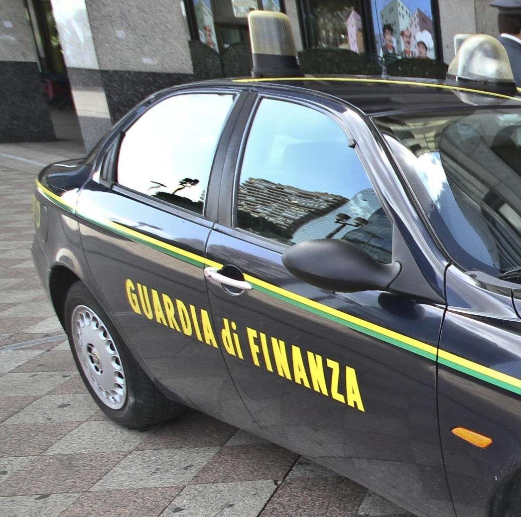 Un'auto della guardia di finanza