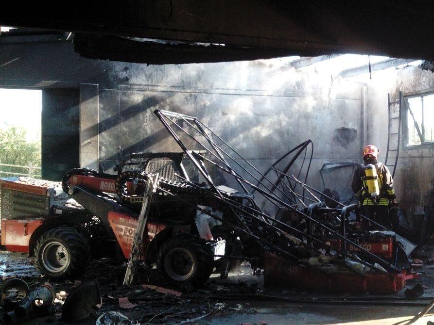 I vigili del fuoco al lavoro e il macchinario distrutto 