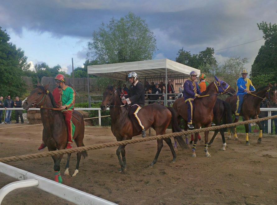 Una batteria della prima prova di giovedì in Buca (foto Sestini)