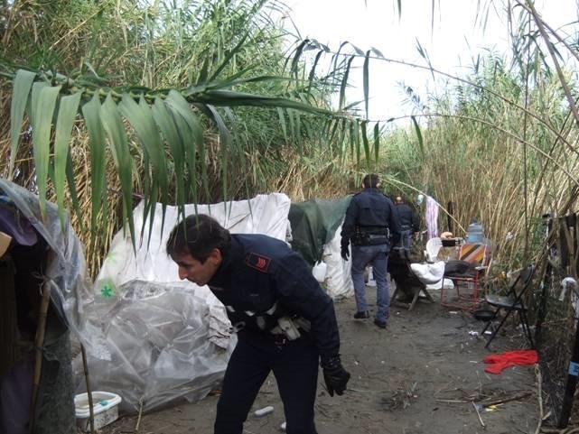 I vigili urbani nell'accampamento abusivo