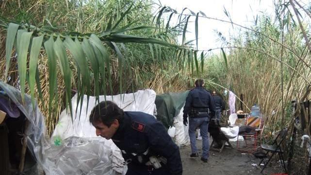 I vigili urbani nell'accampamento abusivo