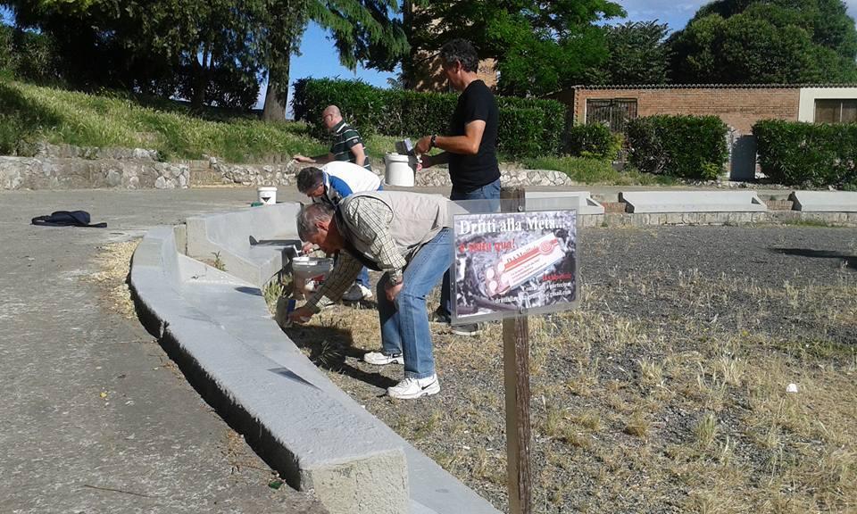 I volontari di Dritti alla meta ripuliscono dalle scritte le sedute della Cavallerizza sulle Mura di Grosseto