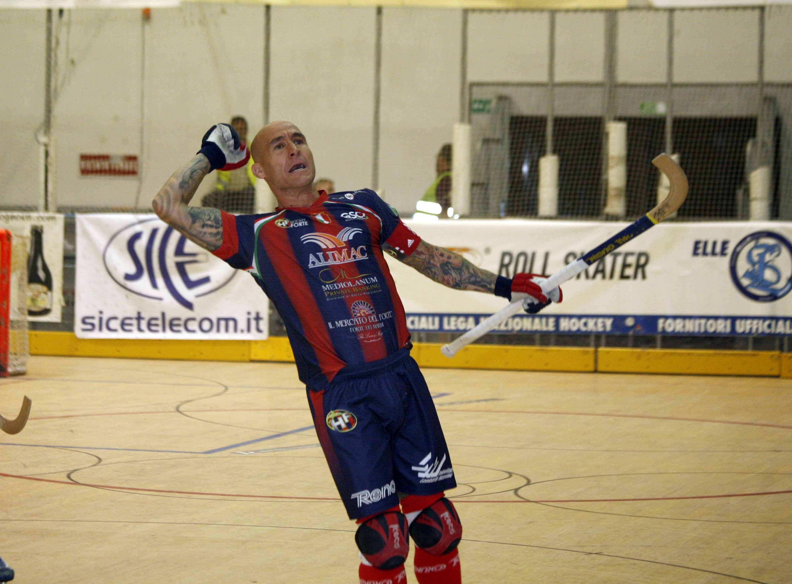 Pedro Gil (Forte dei Marmi) dopo un gol