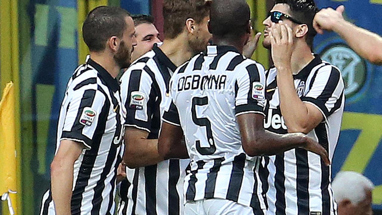 Alvaro Morata indossa gli occhiali scuri caduti a un tifoso carrarese