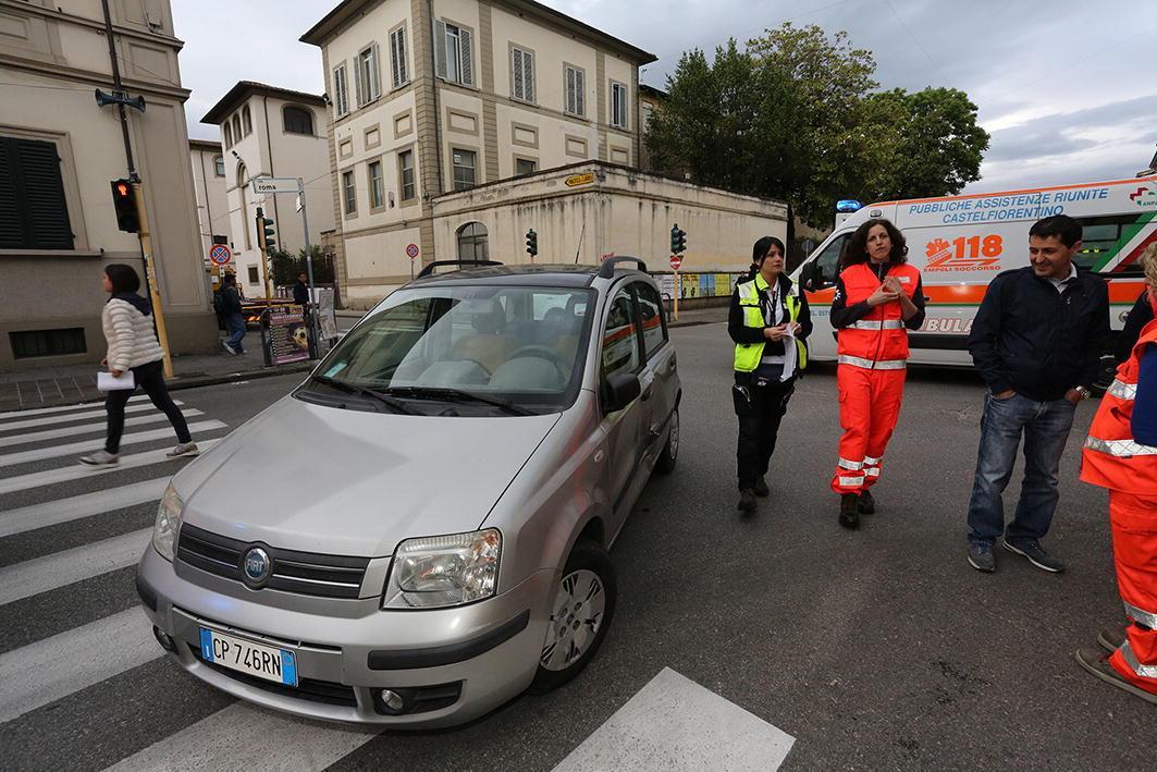 Sul posto la polizia e i soccorritori del 118 (Foto Agenzia Carlo Sestini)