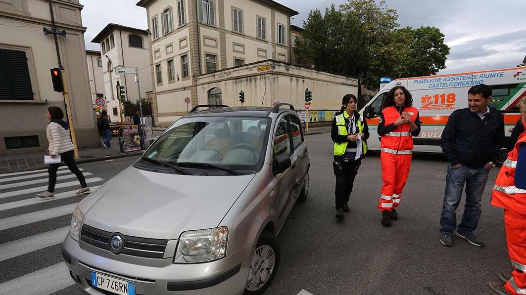 Sul posto la polizia e i soccorritori del 118 (Foto Agenzia Carlo Sestini)