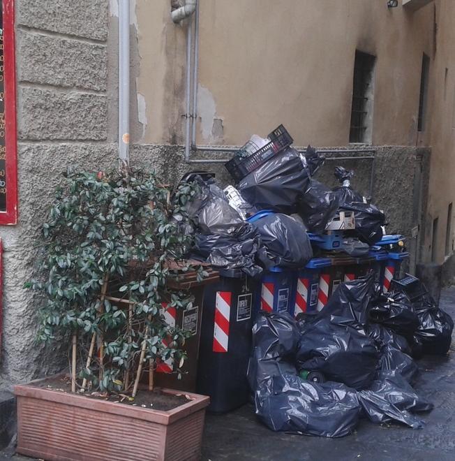 Spazzatura a mucchi nei vicoli del centro 