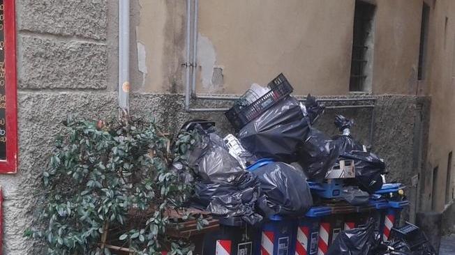 Spazzatura a mucchi nei vicoli del centro