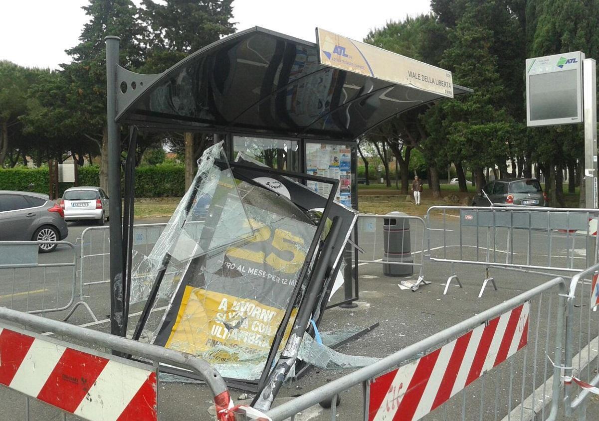 Viale della Libertà, la pensilina distrutta 