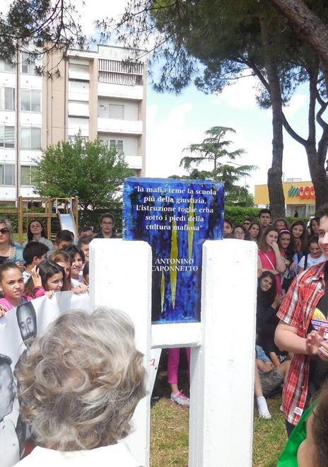 Che figura: s’inaugura largo Caponnetto ma manca una “n” 
