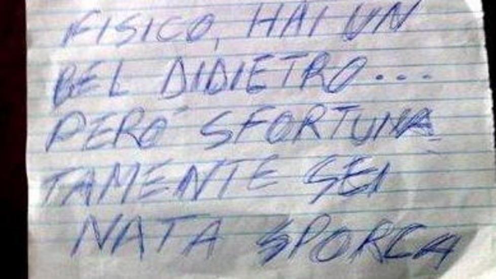Ragazza offesa, il corvo ora sfida i carabinieri