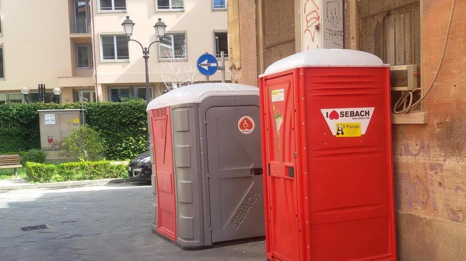 I bagni chimici piazzati nei luoghi della movida