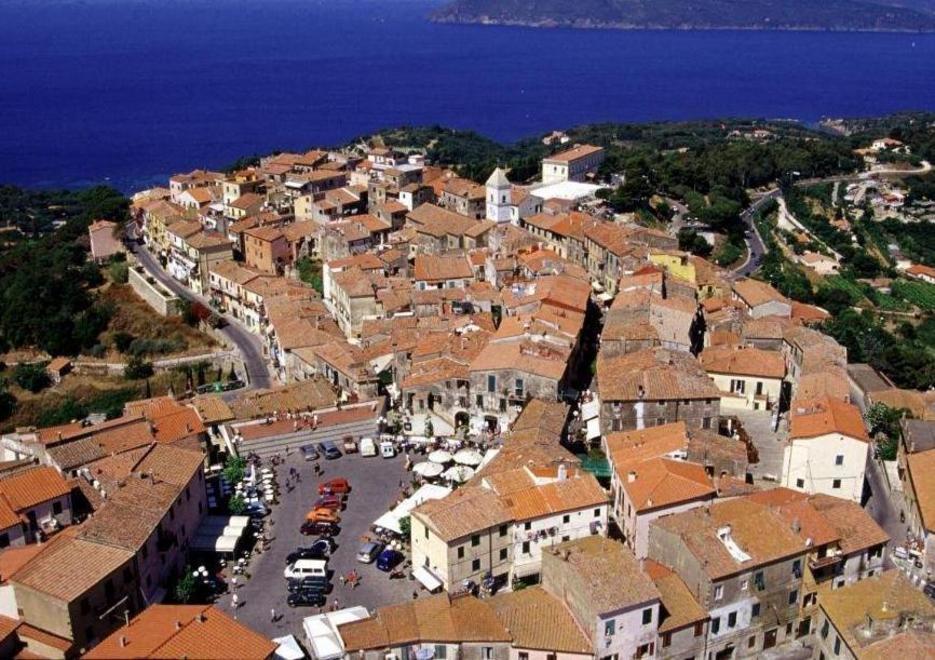 Turismo, giardini, bus: servono sette persone 