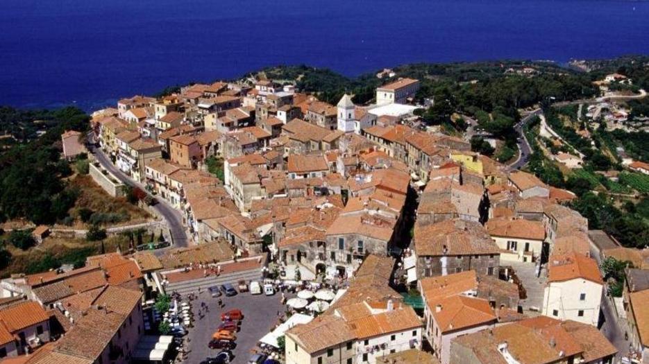Turismo, giardini, bus: servono sette persone