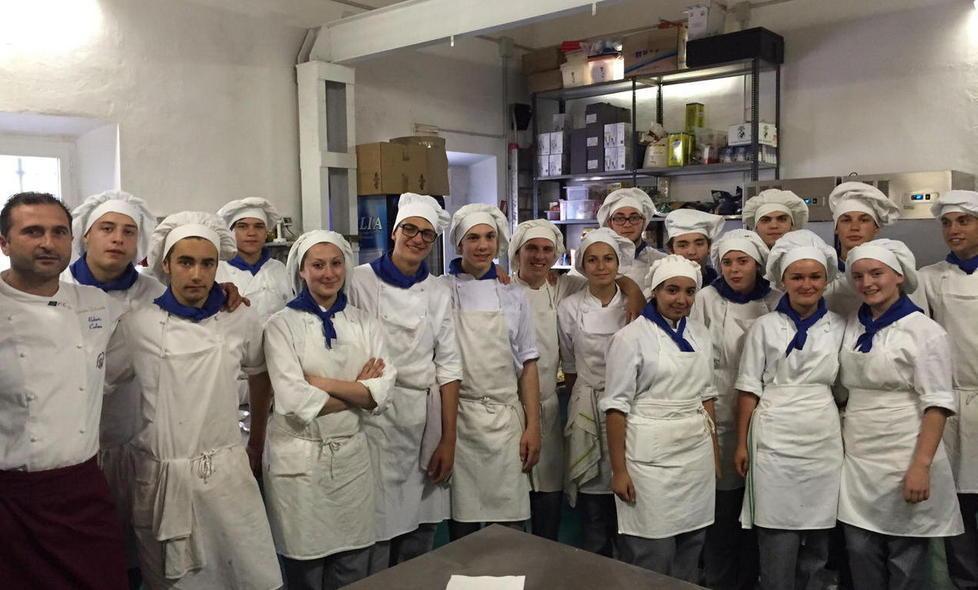 Studenti cuochi e maitre di sala