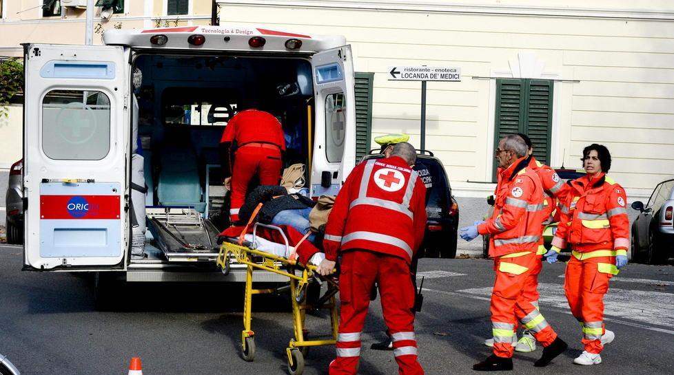 S’inietta droga in mezzo alla strada 