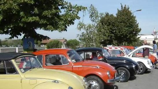 Un raduno di Maggiolini d’epoca e Harley Davidson