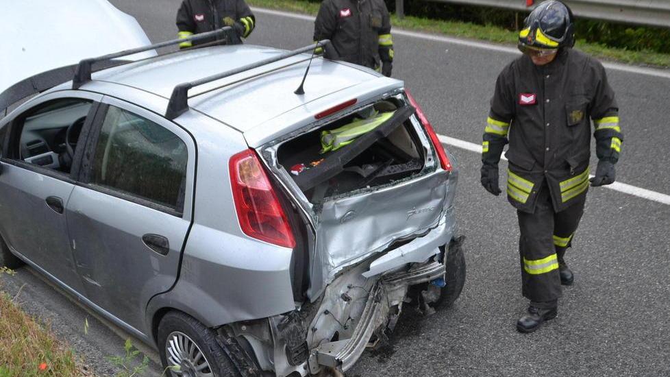 Grave in moto contro un’auto