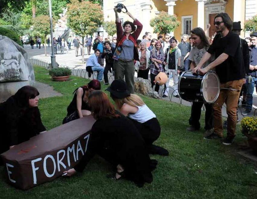 Tanti studenti al funerale della didattica 