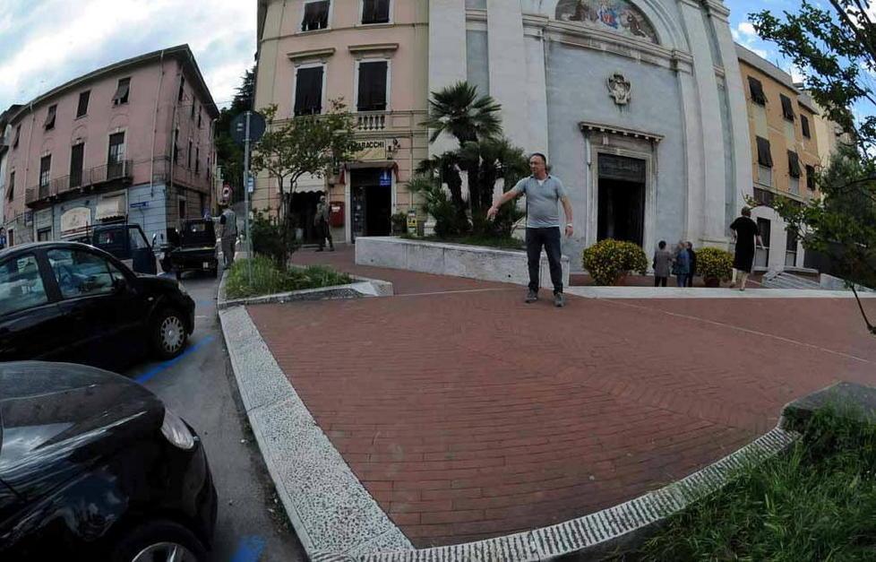 Sosta davanti alla chiesa, ma a condizione 