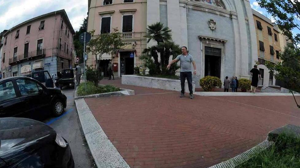 Sosta davanti alla chiesa, ma a condizione