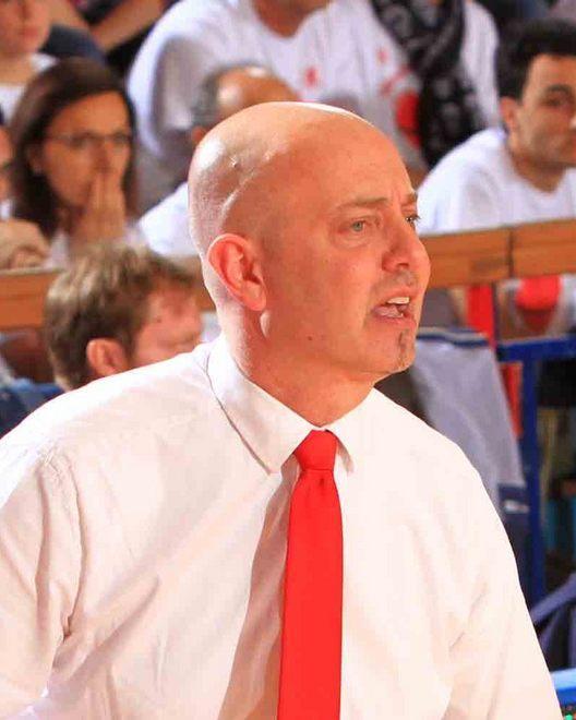 Menetti cerca di evitare crolli ma nel finale il team si spegne