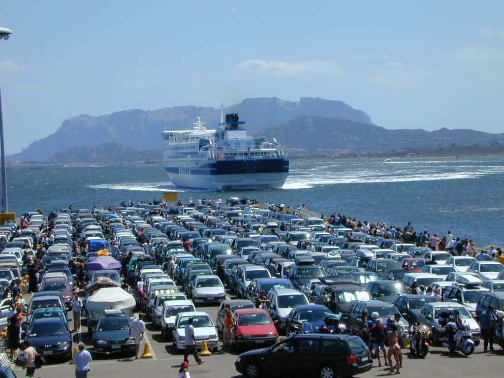 Una nave in arrivo al porto dell'Isola Bianca 