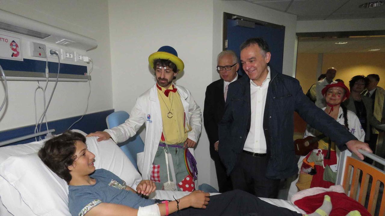 Il presidente della Regione Enrico Rossi durante la visita in ospedale
