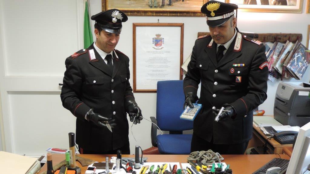 I carabinieri di Larciano mostrano gli attrezzi usati per commettere i furti