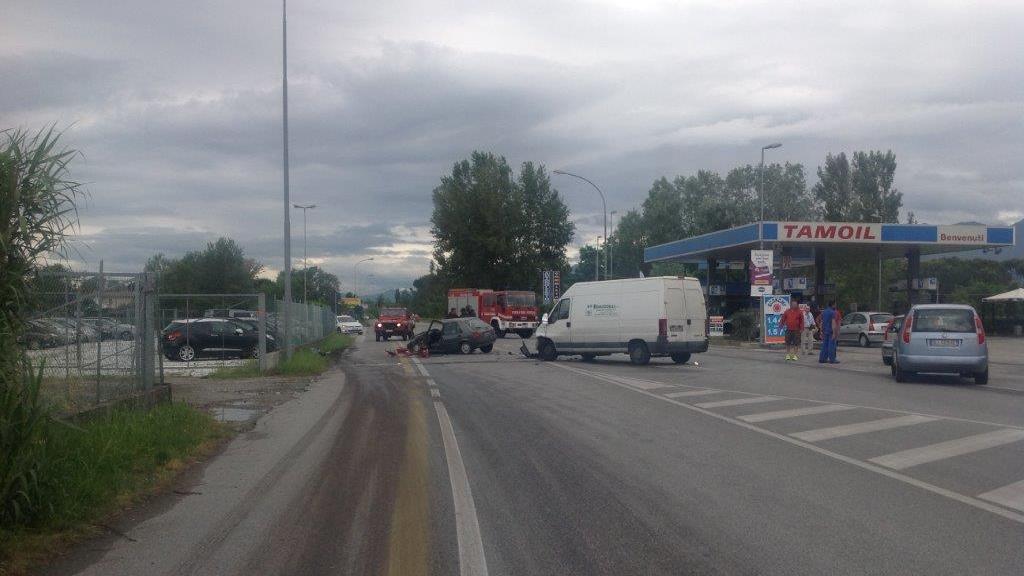 L'incidente tra un'auto e un furgone sulla via Unità d'Italia a Pietrasanta