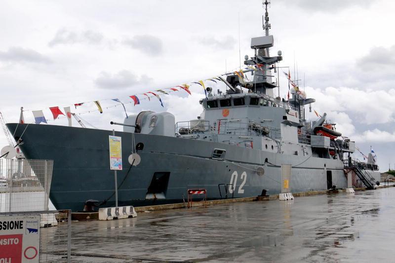 La nave scuola della Marina militare finlandese all'attracco davanti alla capitaneria (Pentafoto)